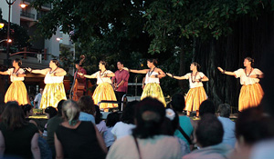 Kuhio Beach Hula (Flickr Â©syntheticaperture)